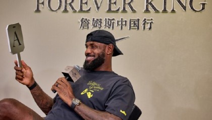 开云官网-媒体人晒詹姆斯中国行活动照：在人气这一块 老詹必须是顶级的