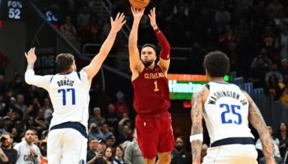 开云官网-59英尺三分绝杀独行侠 斯特鲁斯疯狂一投引爆球馆