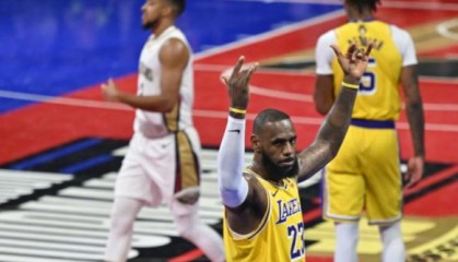 开云体育入口-剑指冠军！38岁詹皇30+5+8刷爆纪录：给锡安上课