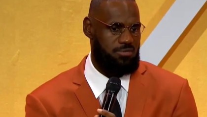 08年美国男篮入选名人堂：詹姆斯领衔登台致辞 集体致敬缅怀科比